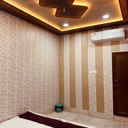 Hotel Raju Homestay Ayodhya 150 Meters From Shree Ram Janmbhoomi Temple 200 Meters From Ayodhya Dham Railway Station エクステリア 写真
