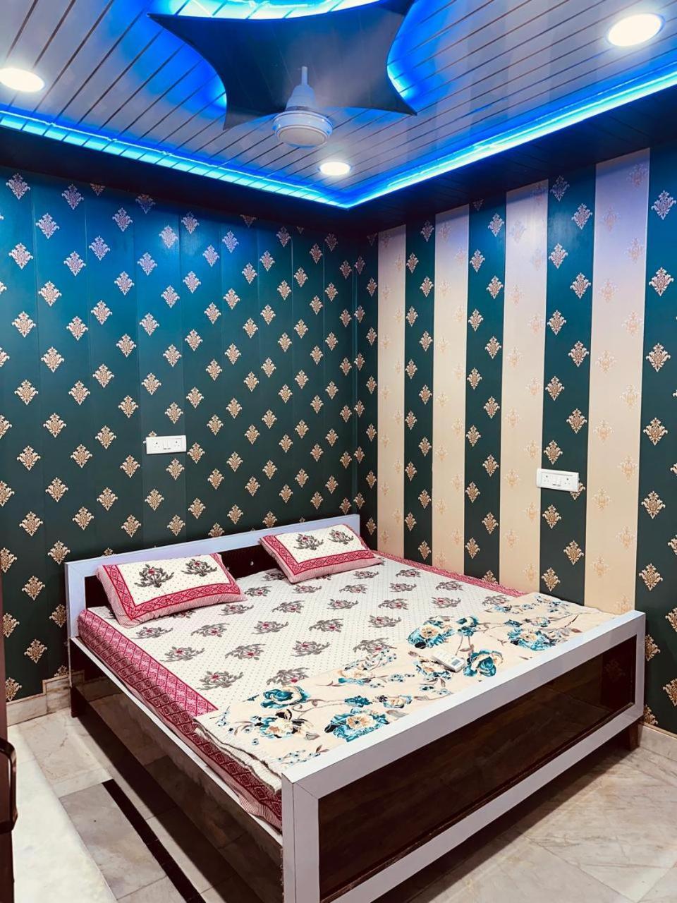 Hotel Raju Homestay Ayodhya 150 Meters From Shree Ram Janmbhoomi Temple 200 Meters From Ayodhya Dham Railway Station エクステリア 写真