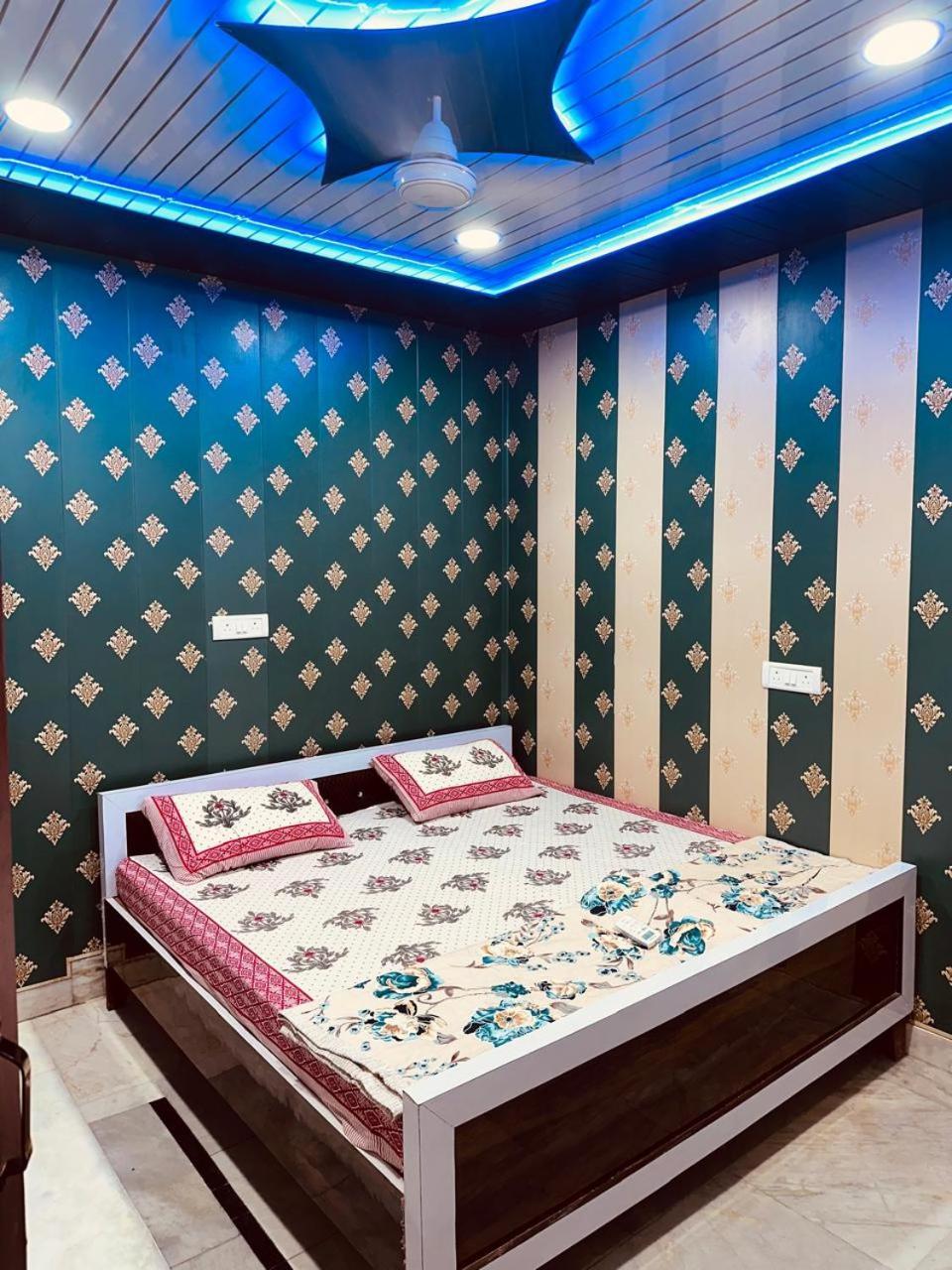 Hotel Raju Homestay Ayodhya 150 Meters From Shree Ram Janmbhoomi Temple 200 Meters From Ayodhya Dham Railway Station エクステリア 写真