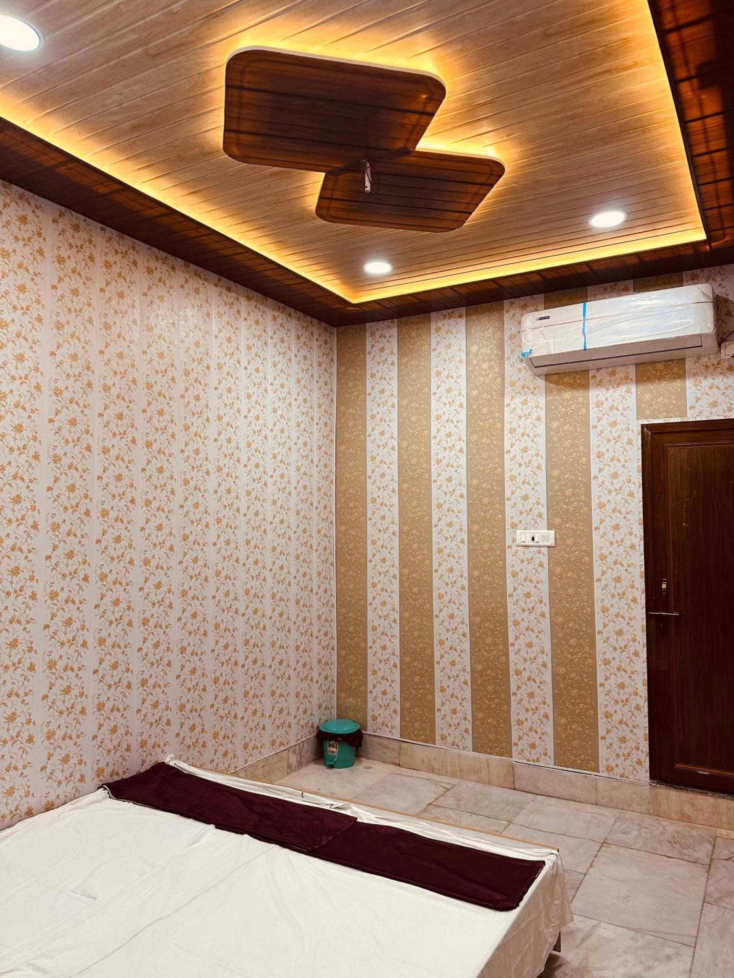 Hotel Raju Homestay Ayodhya 150 Meters From Shree Ram Janmbhoomi Temple 200 Meters From Ayodhya Dham Railway Station エクステリア 写真