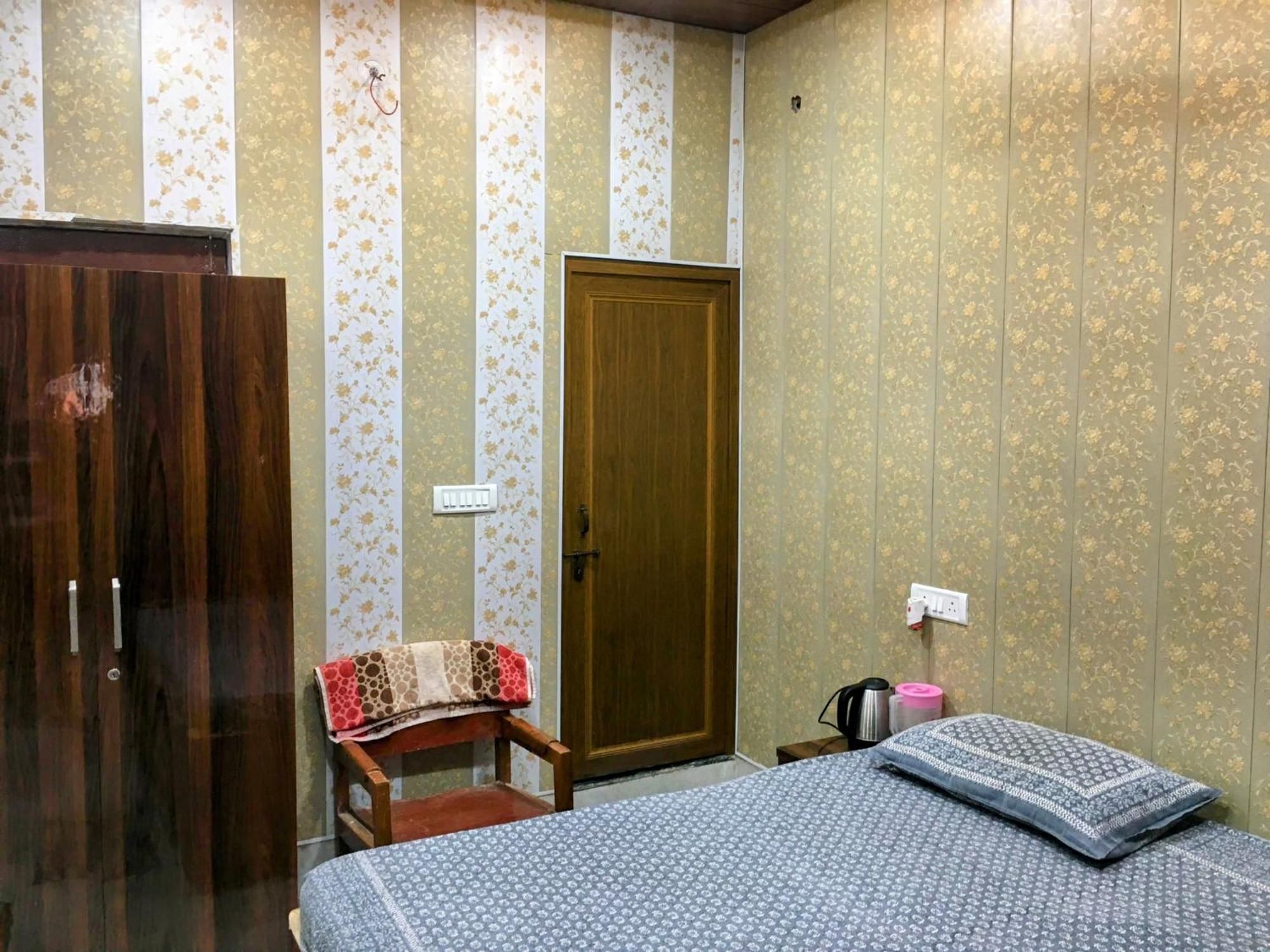 Hotel Raju Homestay Ayodhya 150 Meters From Shree Ram Janmbhoomi Temple 200 Meters From Ayodhya Dham Railway Station エクステリア 写真