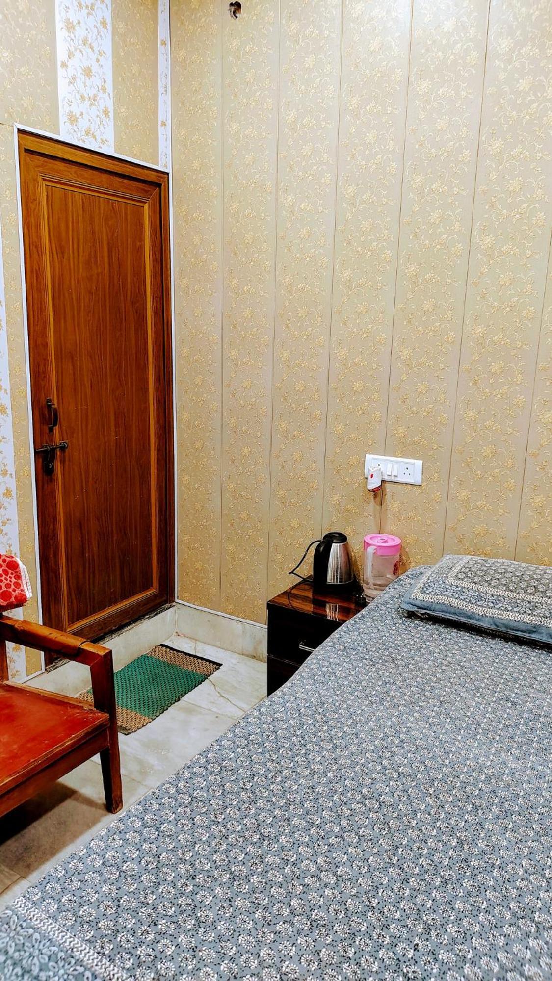 Hotel Raju Homestay Ayodhya 150 Meters From Shree Ram Janmbhoomi Temple 200 Meters From Ayodhya Dham Railway Station エクステリア 写真