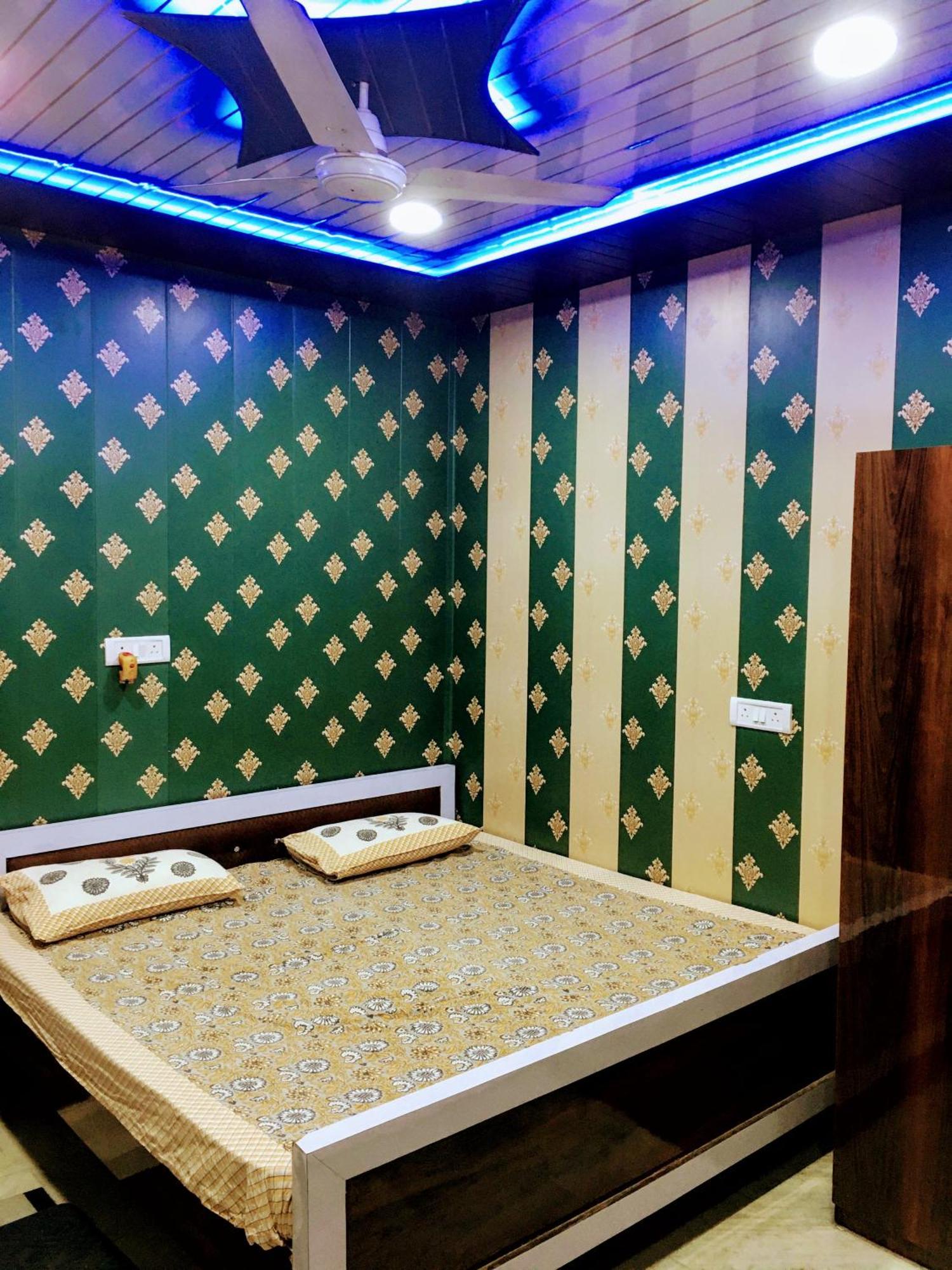 Hotel Raju Homestay Ayodhya 150 Meters From Shree Ram Janmbhoomi Temple 200 Meters From Ayodhya Dham Railway Station エクステリア 写真