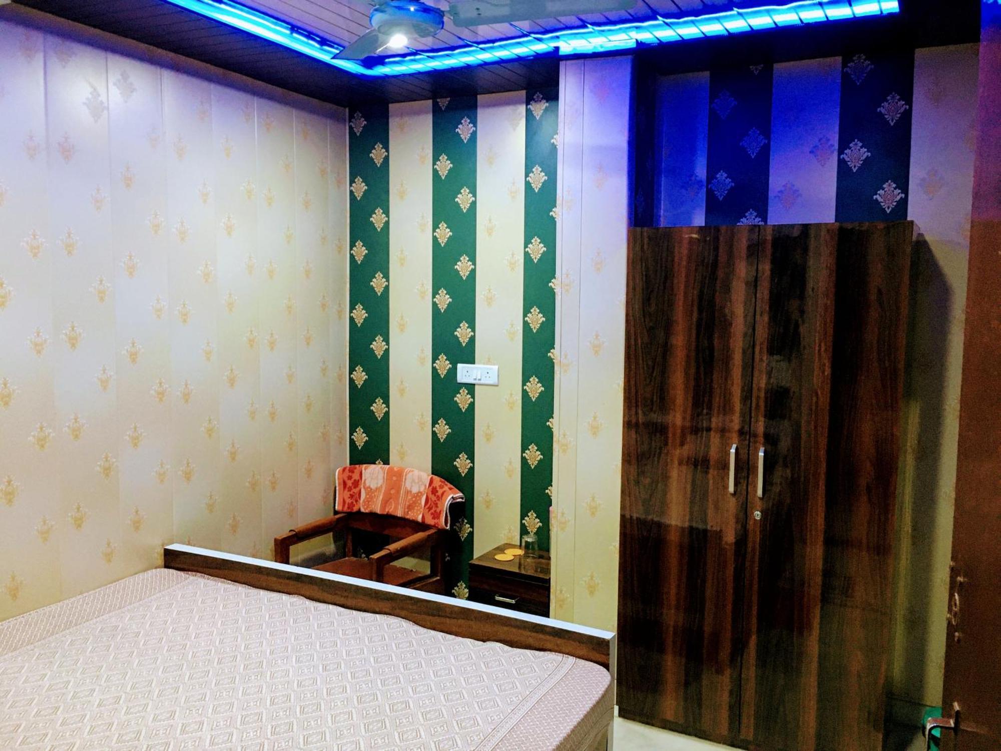 Hotel Raju Homestay Ayodhya 150 Meters From Shree Ram Janmbhoomi Temple 200 Meters From Ayodhya Dham Railway Station エクステリア 写真