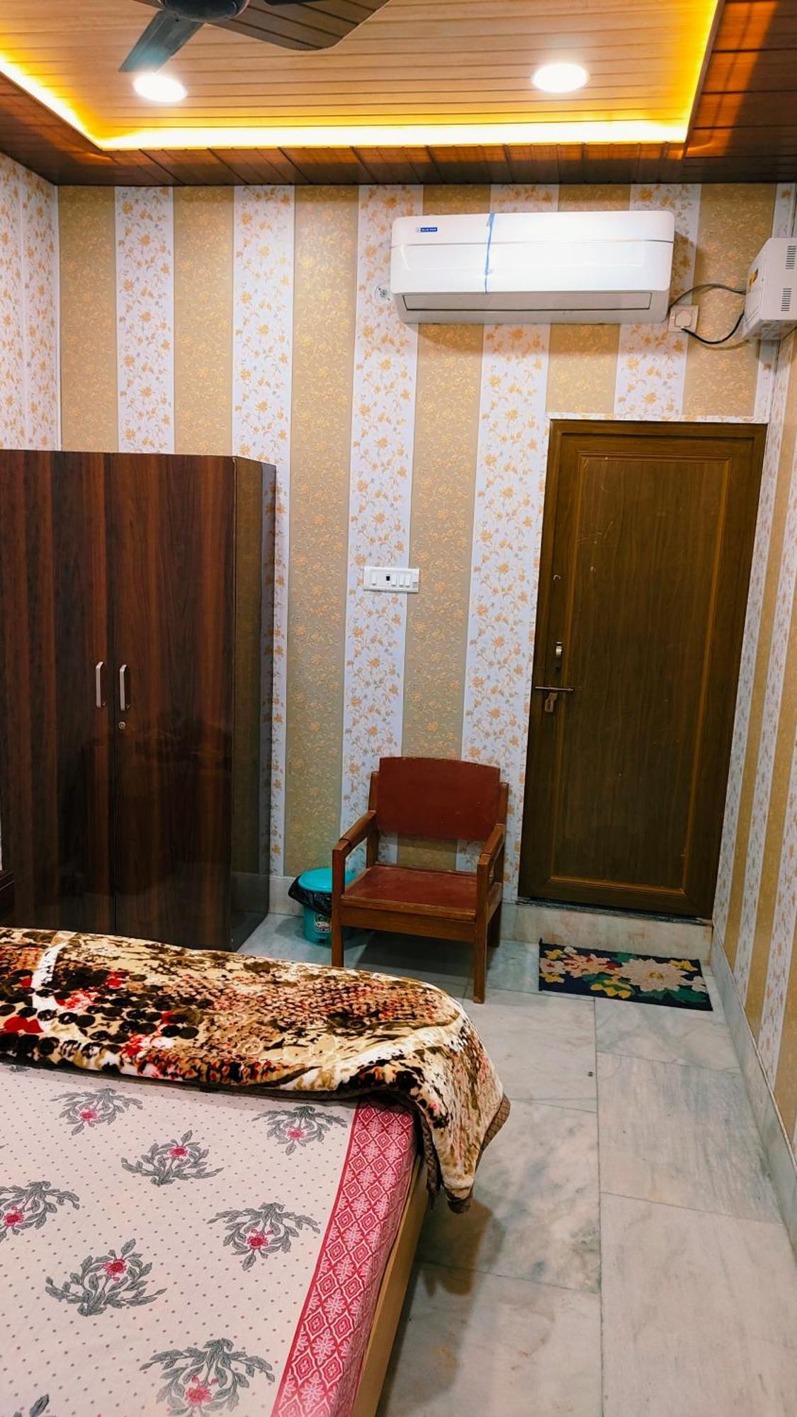 Hotel Raju Homestay Ayodhya 150 Meters From Shree Ram Janmbhoomi Temple 200 Meters From Ayodhya Dham Railway Station エクステリア 写真