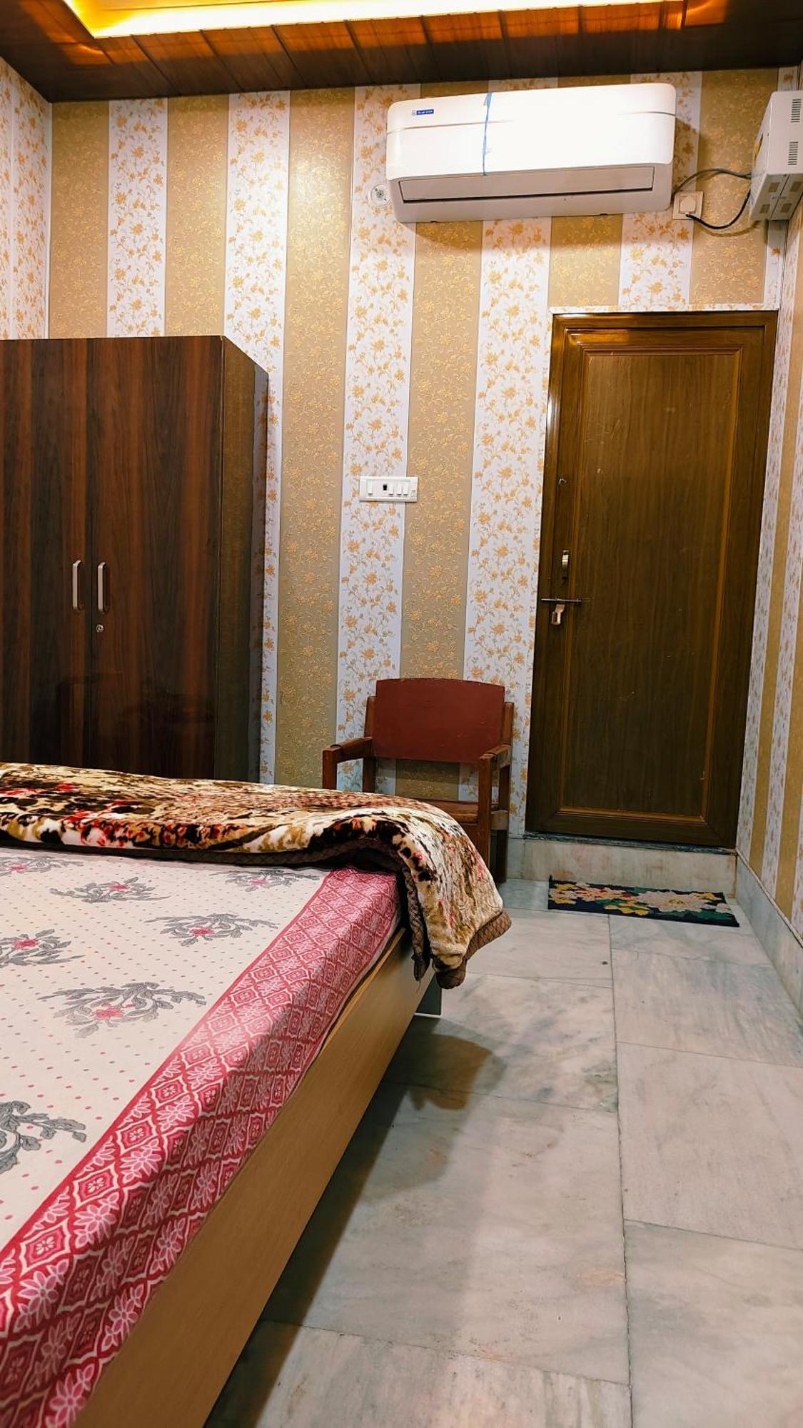 Hotel Raju Homestay Ayodhya 150 Meters From Shree Ram Janmbhoomi Temple 200 Meters From Ayodhya Dham Railway Station エクステリア 写真