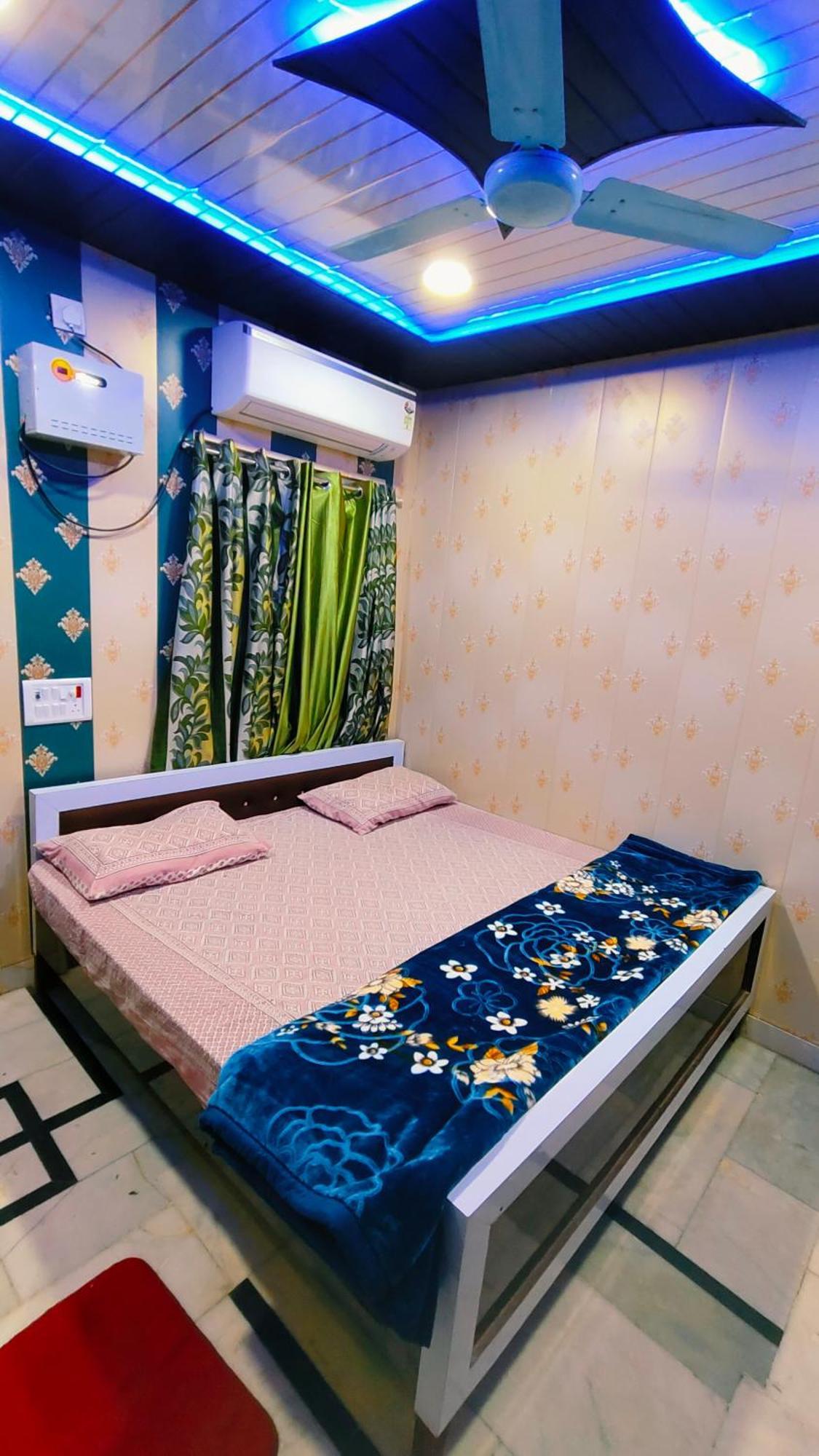 Hotel Raju Homestay Ayodhya 150 Meters From Shree Ram Janmbhoomi Temple 200 Meters From Ayodhya Dham Railway Station エクステリア 写真