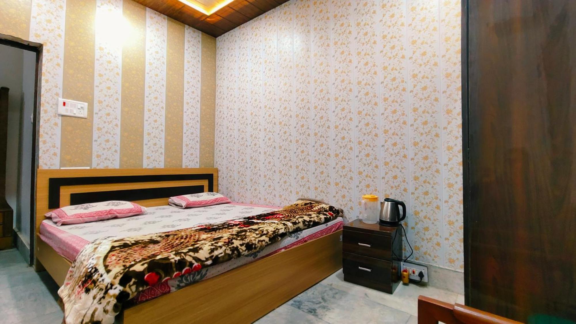 Hotel Raju Homestay Ayodhya 150 Meters From Shree Ram Janmbhoomi Temple 200 Meters From Ayodhya Dham Railway Station エクステリア 写真