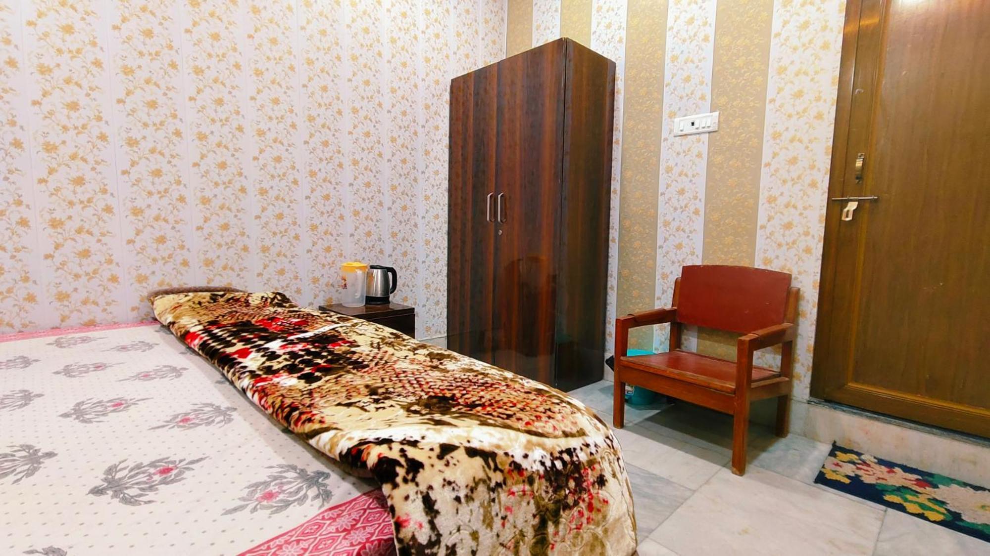 Hotel Raju Homestay Ayodhya 150 Meters From Shree Ram Janmbhoomi Temple 200 Meters From Ayodhya Dham Railway Station エクステリア 写真